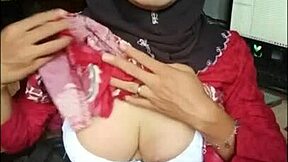 this black hijab transgirl slut is masturbating until she cums 😈