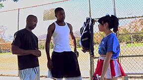 May Lee骑两个大黑鸡巴，疯狂群交！