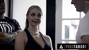 Sarah Vandella办公室湿滑深喉骑乘