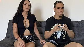 mientras mi hermanastro juega, yo juego con su gran polla