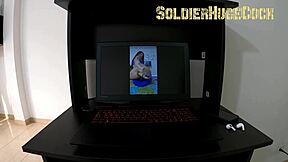 Elle vide les couilles du caméraman après celle de lacteur fan