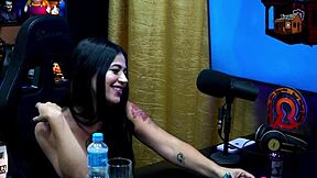 A novinha da Privacy avalia o pau do Ruan no podcast - Luuh Barbosa