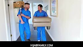 Hijabfamily - 小穆斯林Maya Bijou被Bambino和Mike Mancini双插