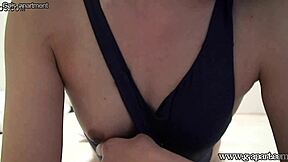 偷窥日本美女在紧身泳衣中做瑜伽。