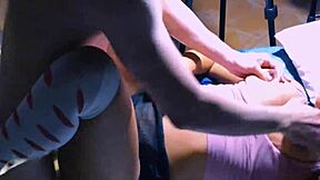 la colegiala se acuesta con el amigo nerd y lo folla en su habitación mientras padres no están 😏