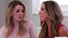 嫉妒后妈渴望舔18+继女光滑宝贝