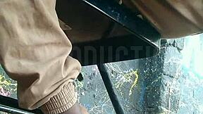 撩裙玩公園非洲18+騷貨 公開熱吻 😏