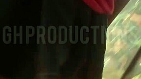 撩裙玩公園非洲18+騷貨 公開熱吻 😏