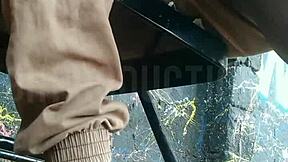 撩裙玩公園非洲18+騷貨 公開熱吻 😏