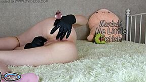 娇小18+学生乳胶手套撒尿自慰大阴蒂屁眼塞继妹肛塞