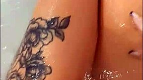 美女热水浴缸自慰高潮大喷射