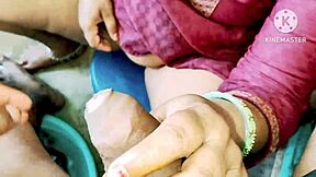 印度Desi骚嫂浴室里干邻家小伙热辣行动