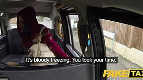 娇小英国小妖精在假出租车里渴望肛交与色司机