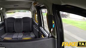 娇小英国小妖精在假出租车里渴望肛交与色司机