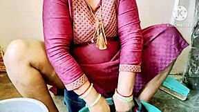 印度Desi骚嫂浴室里干邻家小伙热辣行动