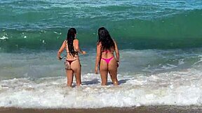 duas gostosas aproveitam a praia da enseada dos corais em cabo pe, que delícia! 😍