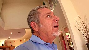 继父猛肛交18+少女脏脚，粗暴后入