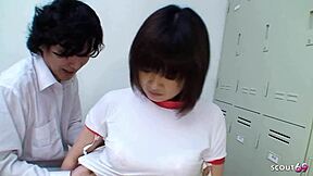 日本处女少女在体育后吸同学。