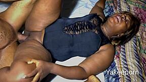 A real amateur teen shares her pussy