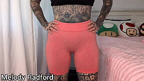 大奶熟女健身紧身裤试穿梅洛迪·拉德福德