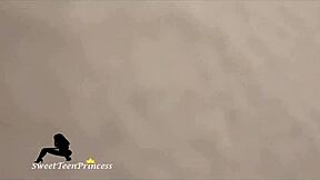 女友洗澡被抓拍但享受