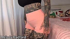大奶熟女健身紧身裤试穿梅洛迪·拉德福德