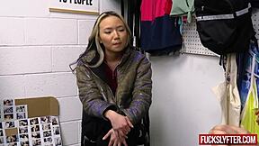 外套意外Asia Lee跪舔求奶油内射