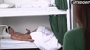 完美荡妇Mary Rock瑜伽后诱惑处男室友狂野操