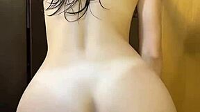 刚淋浴丰满室友少女秀翘臀骚身