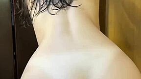 刚淋浴丰满室友少女秀翘臀骚身