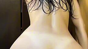 刚淋浴丰满室友少女秀翘臀骚身