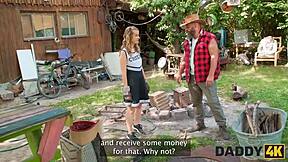 在Daddy4K，与继父的会面变成户外性爱与年轻18+女孩