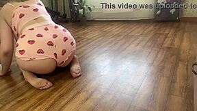 偷窥巨乳继妹打扫屋子狂后入难忘