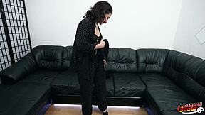 Missy Monroe和Mia Bangg玩肛交加传教士位