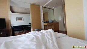 Johntronx享受与曲线美女晨炮内射结束