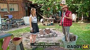 在Daddy4K，与继父的会面变成户外性爱与年轻18+女孩