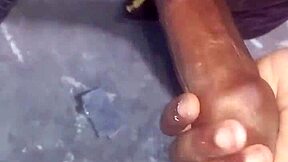 拉丁骚货弯腰求口爆？