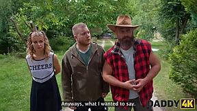 在Daddy4K，与继父的会面变成户外性爱与年轻18+女孩