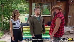在Daddy4K，与继父的会面变成户外性爱与年轻18+女孩