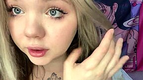 派对后金发18岁婊子为绿帽老公舔逼