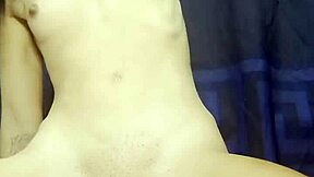 瘦妓女用假阳具在私人肛交中双插幻想