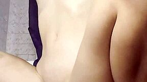 瘦妓女用假阳具在私人肛交中双插幻想