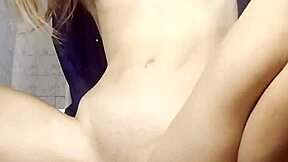 瘦妓女用假阳具在私人肛交中双插幻想