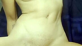 瘦妓女用假阳具在私人肛交中双插幻想