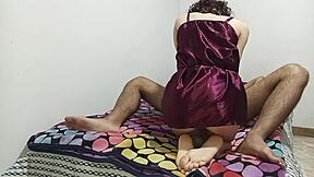 裙装诱惑亲吻后，他猛顶墙上狠插我