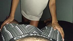 chica morena flaca recibe una polla en su coño vídeo porno casero