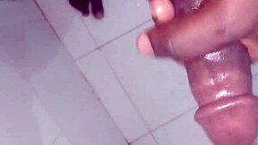 老婆不在你能搞定我巨屌吗？快来挑逗