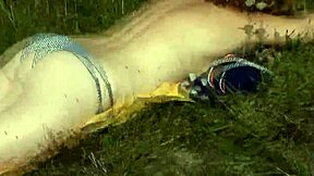 野滩裸晒金发辣妹变态对着猛撸