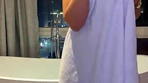 I twerk hot in the bathtub and cum on the bed calling to fuck hard