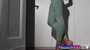 看Layla Balan脱光18岁娇小亚洲身材露小奶子嫩逼？